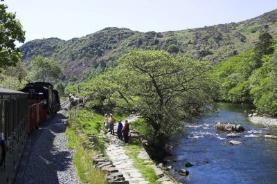 Unterwegs zum Aberglaslyn-Pass. Das Foto des Herrn im Bild links oben und andere findet man übrigens an dieser Stelle:
[url]http://roger-dimmick.fotopic.net[/url]
Schlüsselwörter: Welsh Highland Railway, Garratt