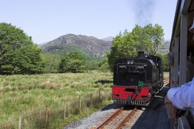 Vorerst fahren die Züge über den Pass bis zur Betriebsausweiche Hafod-y-llyn, wo die Lok umsetzt und der Zug gleich wieder zurück fährt. Aus- oder Zusteigen ist hier nicht möglich. Nach dem Sommer soll es dann endlich bis Porthmadog weitergehen.
Schlüsselwörter: Welsh Highland Railway, Garratt, NGG16