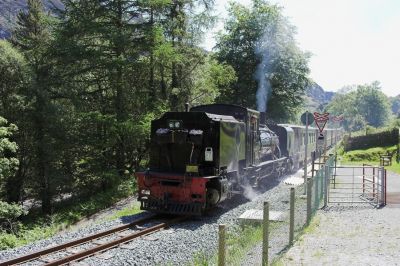 Beim Friedhof von Beddgelert ist NG143 in Richtung Caernarfon unterwegs.
Schlüsselwörter: Welsh Highland Railway, Garratt, NGG16, Beddgelert