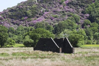 Von einem früheren Anlauf, eine Schmalspurbahn von Porthmadog nach Beddgelert zu errichten, stammen diese Brückenfundamente bei Beddgelert. Dieses Projekt scheiterte jedoch und die in den 1920ern tatsächlich errichtete Trasse nahm einen anderen, weniger steilen Verlauf. Ein Zug ist hier nie gefahren.
Schlüsselwörter: Welsh Highland Railway, Beddgelert