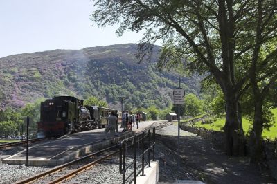 NG143 ist wieder zurück in Beddgelert und wird gleich nach Caernarfon abfahren.
Schlüsselwörter: Welsh Highland Railway, Garratt, NGG16, Beddgelert