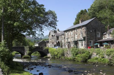 Das Bergdorf Beddgelert ist eines der touristischen Zentren des Snowdonia-Nationalparks und wird der Bahn wohl viele Fahrgäste bringen.
Schlüsselwörter: Welsh Highland Railway, Beddgelert