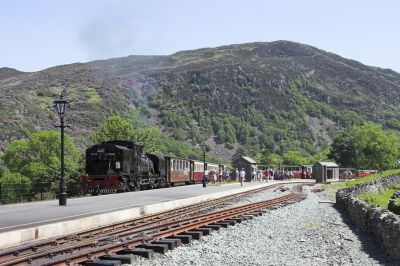 Der nächste Zug nach Caernarfon ist wieder mit NG143 bespannt? Da muß wohl in Rhyd Ddu ein Lokwechsel stattgefunden haben.
Schlüsselwörter: Welsh Highland Railway, Garratt, NGG16, Beddgelert