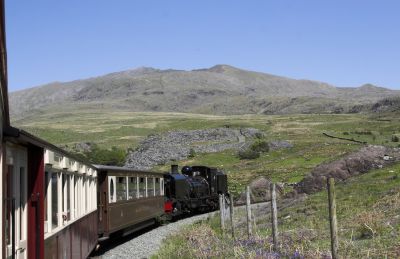 Westlich am Fuß des alles überragenden Snowdon fährt der Zug durch den Nationalpark. Sogar die Bergstation der Zahnradbahn ist an diesem Tag gut zu erkennen.
Schlüsselwörter: Welsh Highland Railway, Garratt, NGG16, Snowdon