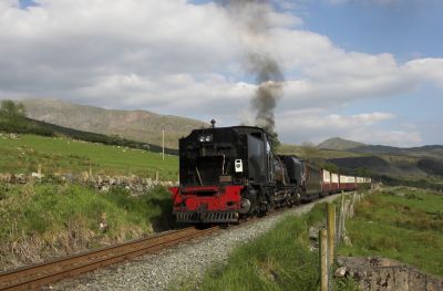 Ein vom Scheitelpunkt herunterkommender Zug nach Caernarfon nähert sich der Haltestelle Snowdon Ranger. Links im Bild der Snowdon.
Schlüsselwörter: Welsh Highland Railway, Garratt, NGG16, Snowdon