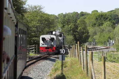 In Waunfawr verläßt uns die ölgefeuerte NG143 und die neu aufgearbeitete kohlegefeuerte NG87 übernimmt den Zug bis Caernarfon. Wegen zweier Waldbrände am Scheitelpunkt der Strecke, sind die kohlegefeuerten Lokomotiven bei sehr trockenem Wetter auf die nördliche, weniger waldreiche Hälfte der Strecke beschränkt.
Schlüsselwörter: Welsh Highland Railway, Garratt, NGG16