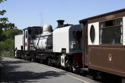 NGG16 Nr. 87 (bzw. NG87) mit dem älteren der beiden Pullman-Salonwagen.
Schlüsselwörter: Welsh Highland Railway, Garratt, NGG16, Pullman