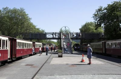 Die meisten Bahnhöfe, hier Waunfawr, sind mit einem breiten Mittelbahnsteig ausgestattet auf dem zu einem späteren Zeitpunkt ein Stationsgebäude errichtet werden soll.
Schlüsselwörter: Welsh Highland Railway, Waunfawr