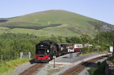 NG143 verläßt im Licht der tiefstehenden Abendsonne den Bahnhof Waunfawr mit der letzten Tour des Tages.
Schlüsselwörter: Welsh Highland Railway, Garratt, NGG16