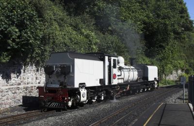 Im hellgrauen, fast weißen Farbkleid präsentiert sich NG87 beim Umsetzen in Caernarfon.
Schlüsselwörter: Welsh Highland Railway, Garratt, NGG16, Caernarfon