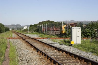 Die auf den britischen Inseln einzigartige Kreuzung mit der Normalspur in Porthmadog.
Schlüsselwörter: Welsh Highland Railway, Porthmadog