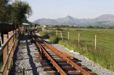 Die Gleiskreuzung ist mit Schutzweichen gesichert.
Schlüsselwörter: Welsh Highland Railway, Porthmadog