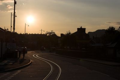 Die Straßenbahnstecke der WHR über die Britannia Bridge in Porthmadog ist der österreichische Beitrag zum Gelingen des Projekts "Welsh Highland Railway": Die Rillenschienen stammen aus österreichischer Produktion.
Schlüsselwörter: Welsh Highland Railway, Porthmadog