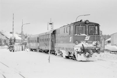 Vom Mostviertel ins Waldviertel
Im Winter 1999/2000 war 2095 008-5, eigentlich eine Maschine der Ybbstalbahn, im Waldviertel anzutreffen. An diesem Nachmittag war sie mit zwei vierachsigen Reisezugwagen am Schmalspurbahnsteig in Gmünd anzutreffen.
Schlüsselwörter: Waldviertel , Gmünd , 2095