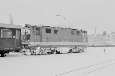 2095 008
Mit verschneitem Fahrwerk präsentiert sich 2095 008-5 in Gmünd. 
Schlüsselwörter: Waldviertel , Gmünd , 2095