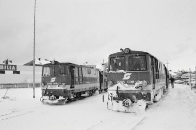 Zwei Diesel in Gmünd
Während 2095 008-5 am Bahnsteig auf die Abfahrt nach Groß Gerungs wartet, rangiert ihre Schwester 2095 014-3 einen Dienstwagen auf dem Zufahrtsgleis in die Zugförderung.
Schlüsselwörter: Waldviertel , Gmünd , 2095