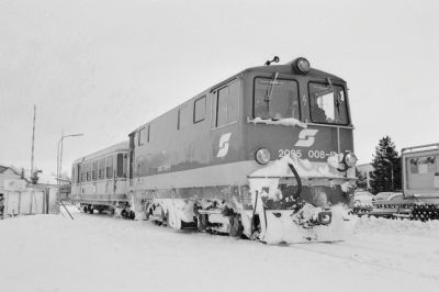 Waldviertler Kurzzug
Als Ersatz für einen 5090 war 2095 008-5 mit einem "Blunzenwagerl"-Halbgepäckwagen eingeteilt, die Kapazitäten betreffend ein dürftiger Ersatz für den Triebwagen! Im nachmittäglichen Schülerverkehr herrschte bis Weitra mehr als drangvolle Enge. 
Schlüsselwörter: Waldviertel , Gmünd , 2095