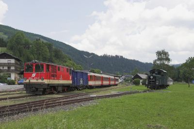 Planzug der Ybbstalbahn mit 2095 007-7 und Wagenzug im Neulack, daneben die Denkmallok 2091.01
Schlüsselwörter: Ybbstalbahn , Lunz , 2095 , 2091