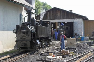 Vormittags beim Heizhaus Kienberg-Gaming, während die Gastlokomotive 298.102 aus dem Steyrtal angeheizt ist, wird an der Uv.1 noch mit Hochdruck gearbeitet.
Schlüsselwörter: Ybbstalbahn , Bergstrecke , Kienberg-Gaming , 298.102 , Uv