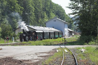 Bahnhof Kienberg-Gaming vor der Abfahrt des Zuges. Die 298.102 wird jedoch aus Belastungsgründen nur die ersten drei Waggons mitnehmen.
Schlüsselwörter: Ybbstalbahn , Bergstrecke , Kienberg-Gaming , 298.102