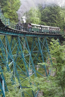 298.102 quert mit ihrem Dreiwagen-Zug zum ersten mal unter großer Aufmerksamkeit der Fotografen den Hühnernest-Viadukt.
Schlüsselwörter: Ybbstalbahn , Bergstrecke , Hühnernest , 298.102