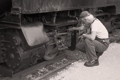 An der Betriebshaltestelle Hühnernest wird das Fahrwerk geschmiert.
Schlüsselwörter: Ybbstalbahn , Bergstrecke , Hühnernest , 298.102