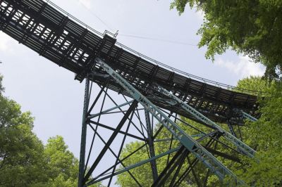 Die Wetterbachbrücke von unten. Bis hier führt ein Pfad von der Straße her. Der Weg hinauf ist aber eine alpinistische Herausforderung.
Schlüsselwörter: Ybbstalbahn , Bergstrecke , Wetterbachbrücke , 298.102