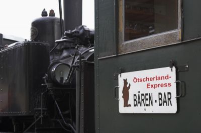 Nach diesem Tag hat wohl der Heizer ganz besonders ein erfrischendes Getränk in der Bären-Bar verdient!
Schlüsselwörter: Ybbstalbahn , Bergstrecke , Kienberg-Gaming , 298.102