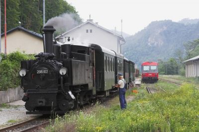 Im Hintergrund wartet schon der normalspurige Anschlusstriebwagen nach Pöchlarn.
Schlüsselwörter: Ybbstalbahn , Bergstrecke , Kienberg-Gaming , 298.102