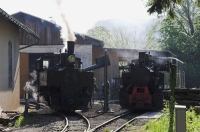 Gegen 9:00 am Heizhaus Kienberg-Gaming. Stammlok Uv.1 und Gast Criscior No.5 werden auf ihre gemeinsame Ausfahrt vorbereitet. Das Personal hat bis zur Abfahrt noch einige Arbeit vor sich.
Schlüsselwörter: Ybbstalbahn , Ybbsthalbahn Bergstrecke , Uv , Criscior 5 , Kienberg Gaming