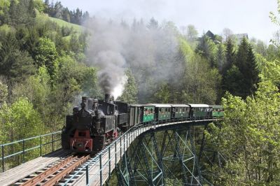 Mit Vorspann über den Hühnernestviadukt
Schlüsselwörter: Ybbstalbahn , Ybbsthalbahn Bergstrecke , Hühnernestviadukt , Uv , Criscior 5