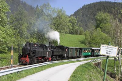 Ein kurzer Aufenthalt des Zuges ermöglicht es, nach vorne zu laufen und den Zug bei der Ausfahrt aus der Haltestelle Hühnernest aufzunehmen.
Schlüsselwörter: Ybbstalbahn , Ybbsthalbahn Bergstrecke , Uv , Criscior 5