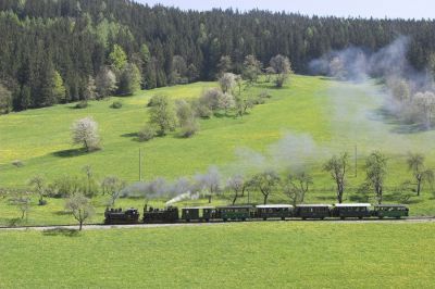 Von nun an gehts bergab. Die Loks überqueren den Scheitelpunkt der Ybbstalbahn auf 699m Seehöhe bei Pfaffenschlag.
Schlüsselwörter: Ybbstalbahn , Ybbsthalbahn Bergstrecke , Uv , Criscior 5 , Pfaffenschlag