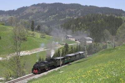 Bei Boding steht am Vormittag ein kurzes gerades Streckenstück im besten Licht.
Schlüsselwörter: Ybbstalbahn , Ybbsthalbahn Bergstrecke , Uv , Criscior 5