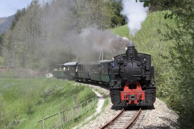 Im Bogen nach der Haltestelle Holzapfel hat es den Anschein, als würde die Vorspannlok den Zug alleine ziehen.
Schlüsselwörter: Ybbstalbahn , Ybbsthalbahn Bergstrecke , Uv , Criscior 5