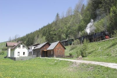 Kurz vor Lunz am See verläuft die Trasse am Hang oberhalb der ersten Häuser.
Schlüsselwörter: Ybbstalbahn , Ybbsthalbahn Bergstrecke , Uv , Criscior 5