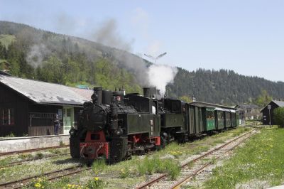 Der Vormittagszug hat sein Ziel, den Bahnhof Lunz am See erreicht.
Schlüsselwörter: Ybbstalbahn , Ybbsthalbahn Bergstrecke , Uv , Criscior 5