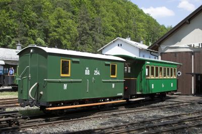 Gelegenheit, die beiden neu restaurierten Fahrzeuge in Augenschein zu nehmen: Ein Wagen vierter Klasse der k. u. k. Bosnabahn und ein klassischer Achtfenstriger.
Schlüsselwörter: Ybbstalbahn , Ybbsthalbahn Bergstrecke , Bosnabahn