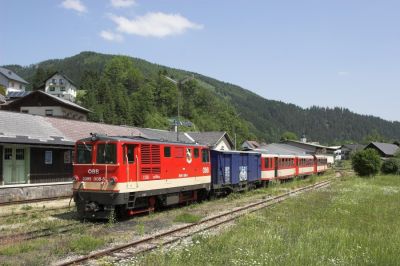 Der 6910 steht mit 2095 008-5 in Lunz am See zur Abfahrt nach Waidhofen bereit.
Schlüsselwörter: Ybbstalbahn , Lunz , 2095