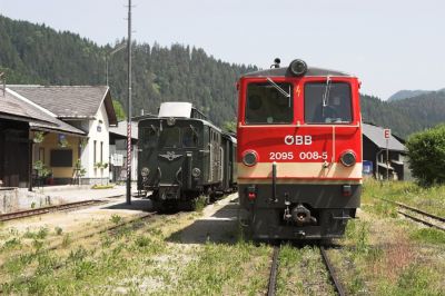 Der Zug von Kienberg-Gaming ist heute etwas verspätet. Deshalb ist an diesem Tag auch diese Begegnung mit dem Planzug 6910 der Talstrecke im Bahnhof Lunz möglich.
Schlüsselwörter: Ybbstalbahn , Bergstrecke , Lunz , 2093 , 2095