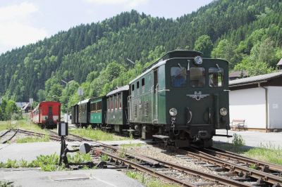 Gleich nach dem Umsetzen macht sich die 2093 wieder mit ihrem Zug auf den Weg von Lunz zurück über den Pfaffenschlag.
Schlüsselwörter: Ybbstalbahn , Bergstrecke , Lunz , 2093