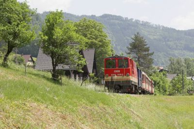 Bei Kogelsbach steht ein markantes Holzhaus neben der Bahn.
Schlüsselwörter: Ybbstalbahn , Kogelsbach , 2095