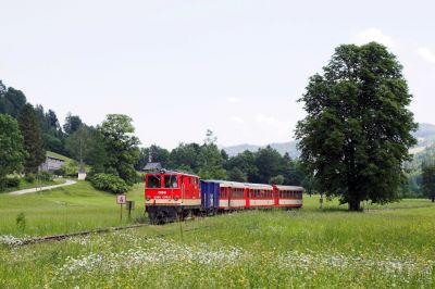 Bei der Einfahrt in die Haltestelle Blamau macht sich kurz eine "Fotowolke" bemerkbar. Dafür ist der Zug gleichmäßig ausgeleuchtet.
Schlüsselwörter: Ybbstalbahn , Blamau , 2095