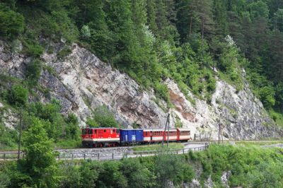 An den Felswänden nahe dem Strandbad von Großhollenstein.
Schlüsselwörter: Ybbstalbahn , Großhollenstein , 2095