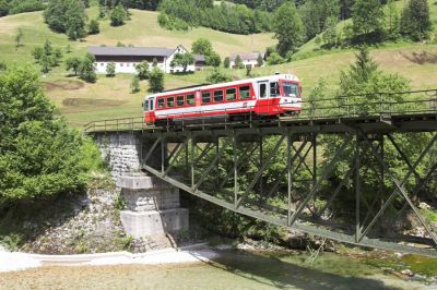 Auf der Brücke über die Ybbs bei Mirenau ist ein 5090 in Richtung Opponitz unterwegs.
Schlüsselwörter: Ybbstalbahn , Mirenau , 5090