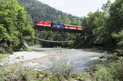 6910 mit 2095 008-5, der vom Ufer der Ybbs aus auf der Brücke bei Mirenau aufgenommen wurde.
Schlüsselwörter: Ybbstalbahn , Mirenau , 2095