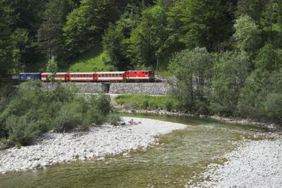 Hinter Großhollenstein bietet eine Straßenbrücke einen guten Blick auf die Bahn. Wie auch an vielen anderen Stellen werden hier an sonnigen Tagen die Schotterbänke der Ybbs gerne als Badeplätze genutzt.
Schlüsselwörter: Ybbstalbahn , Großhollenstein , 2095