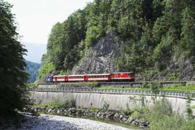 An einer Engstelle des Tales zwischen Kogelsbach und Göstling müssen sich Bahn und Straße den verbliebenen Platz teilen. Während sich die Bahn auf ihrem dezenten Steinmäuerchen harmonisch in Landschaft einfügt, war für die Straße eine etwas wuchtigere Lösung notwendig.
Schlüsselwörter: Ybbstalbahn , Kogelsbach , 2095