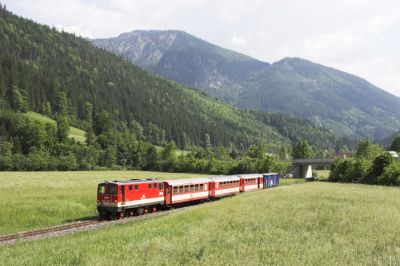 Auf den letzten Metern vor Lunz am See.
Schlüsselwörter: Ybbstalbahn , Lunz , 2095