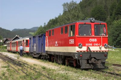 2095 010-1 steht mit dem "Ybbstaler" in Lunz am See zur Abfahrt bereit.
Schlüsselwörter: Ybbstalbahn , Lunz , 2095